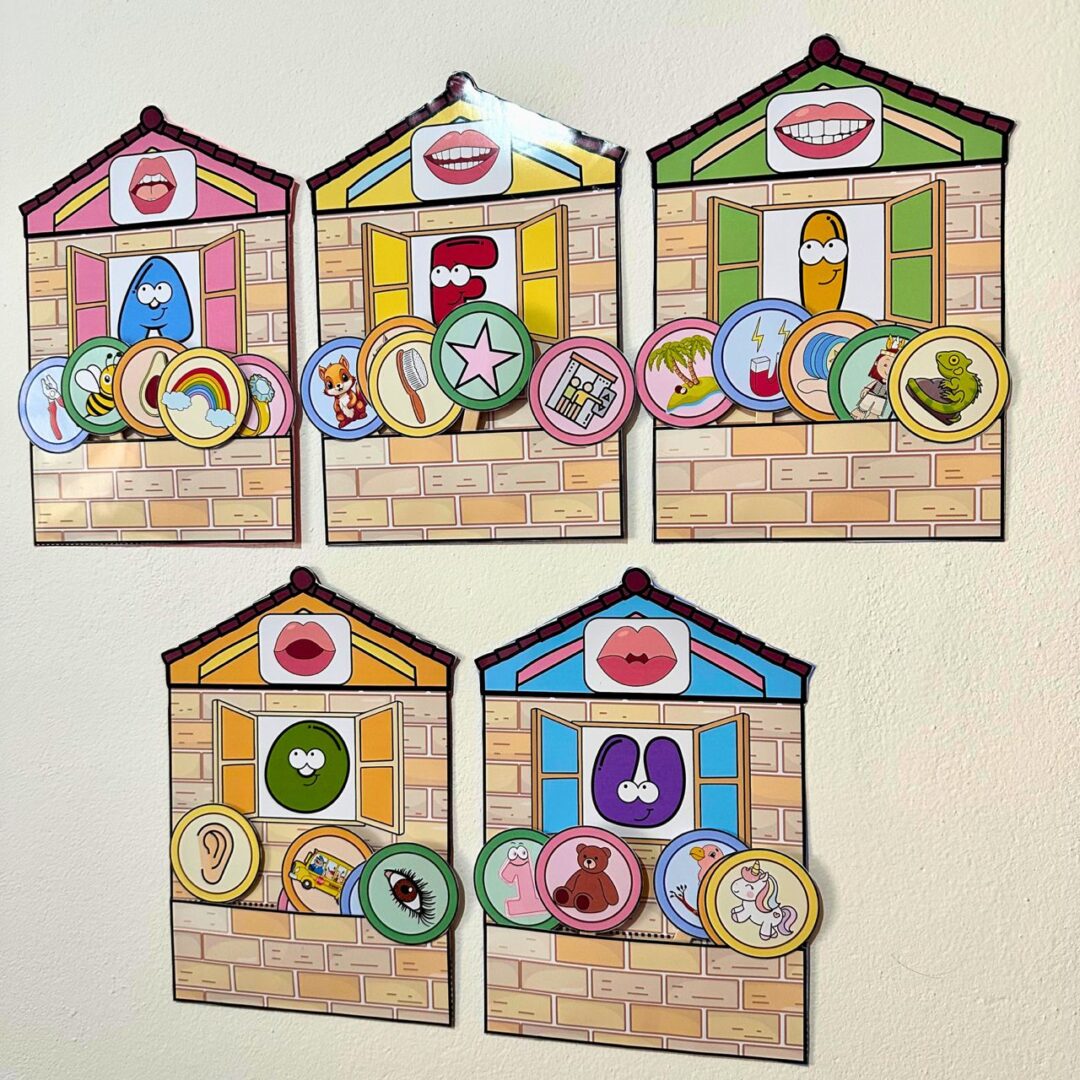 "Luvas Pedagógicas Casinha das Vogais"